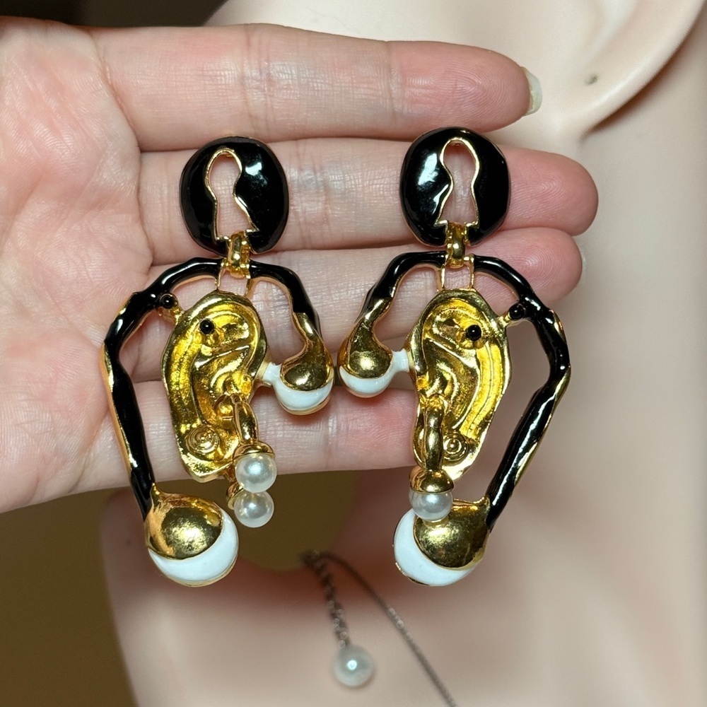 ⚜️ Elegant Gold and Black Earrings with Pearl Accents - Picture 9 of 12